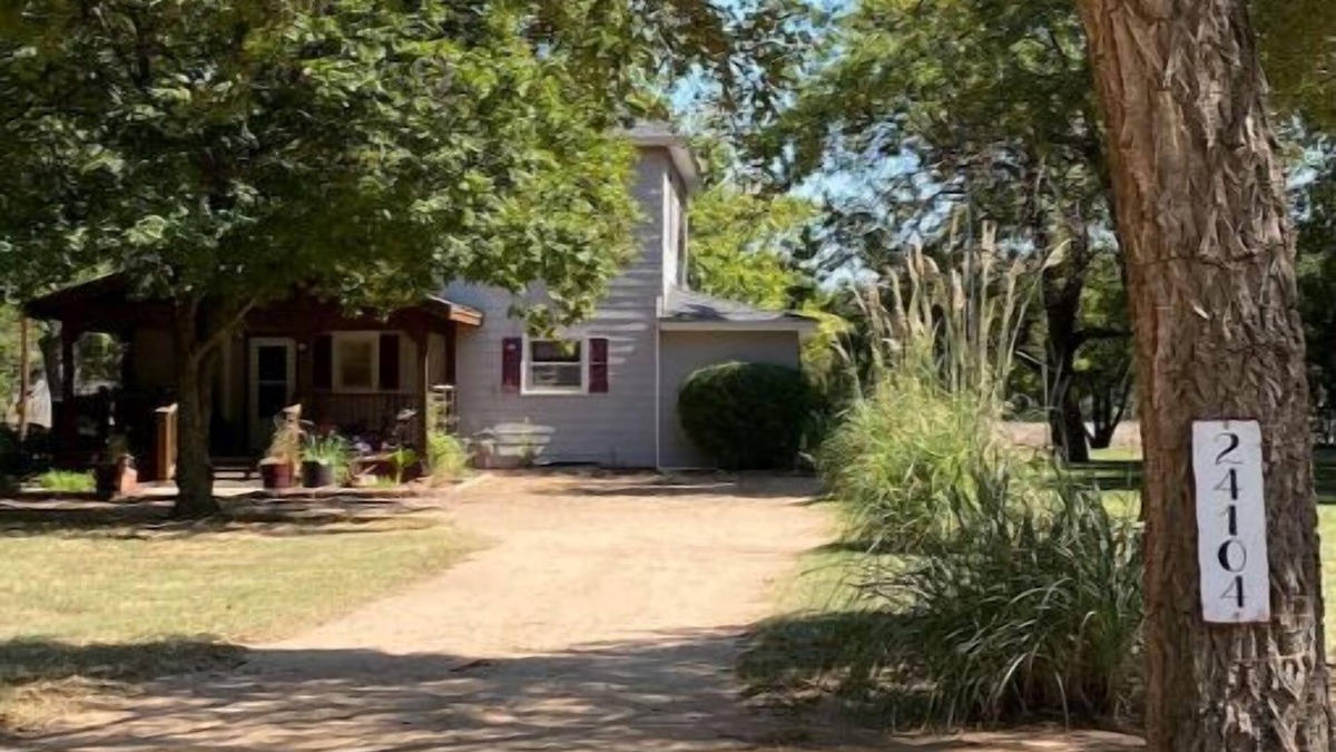 Murdock House | 1880 Country Farmhouse. Quiet-Lake-Hunt-Pets ok
