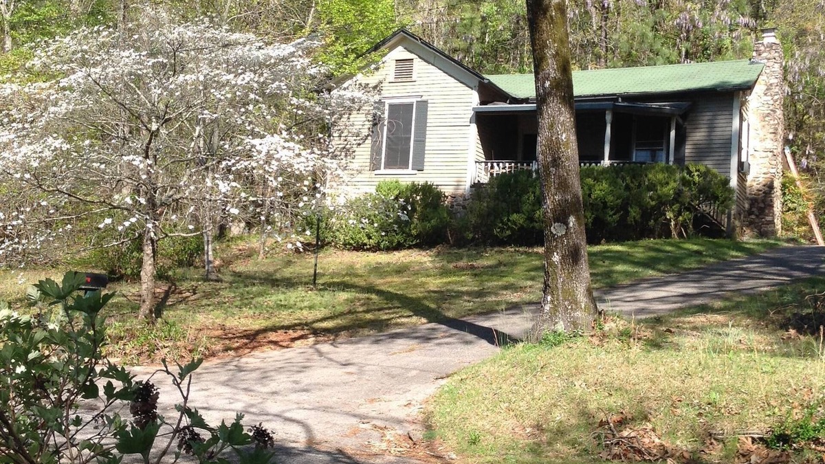 Anniston House | 1882 Cottage-charming! LOCATION! Pets w/fee. Long term rates,re Springwood Inn.