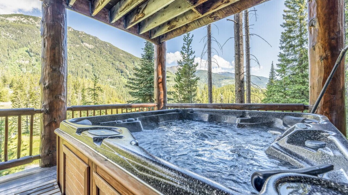 East Kootenay House | 1886 Greywolf, Hostaway