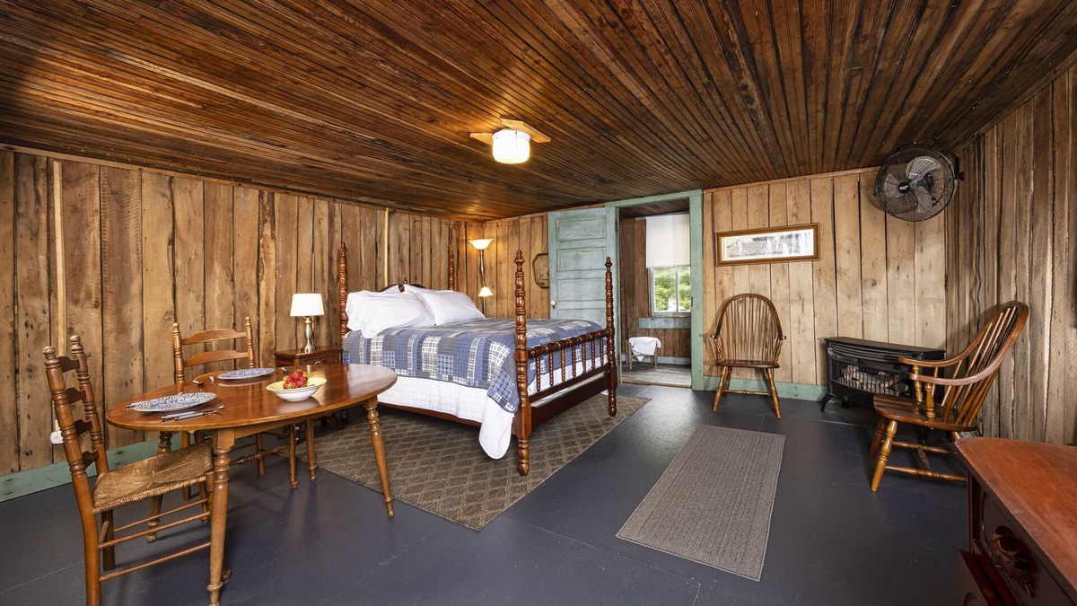 Clio Bed & Breakfast | 1887 West Virginia Cellar House-Strawberry Farm BB