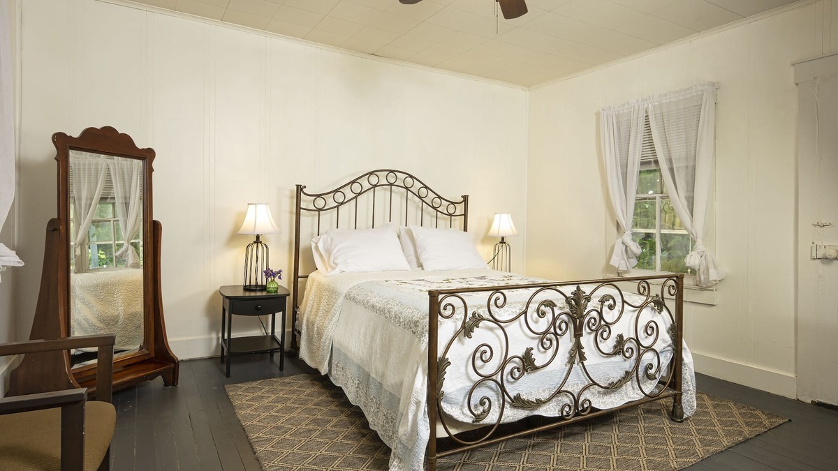 Clio Bed & Breakfast | 1887 West Virginia Farm House-Strawberry Farm B&B