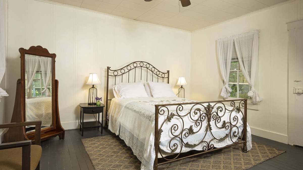 Clio Bed & Breakfast | 1887 West Virginia Farm House-Strawberry Farm B&B