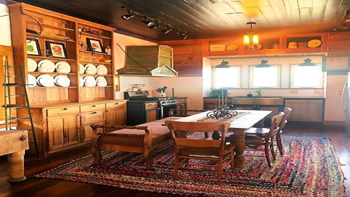 Fayetteville House | 1895 Farm and Barn your Antique Headquarters for Round Top Shows