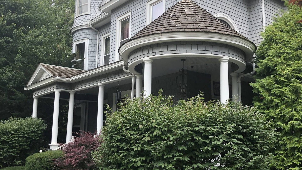 Washington House | 1895 Grand Victorian Lady 4 Bedrooms 3 Baths Lush Gardens Pet Friendly Gorgeous!