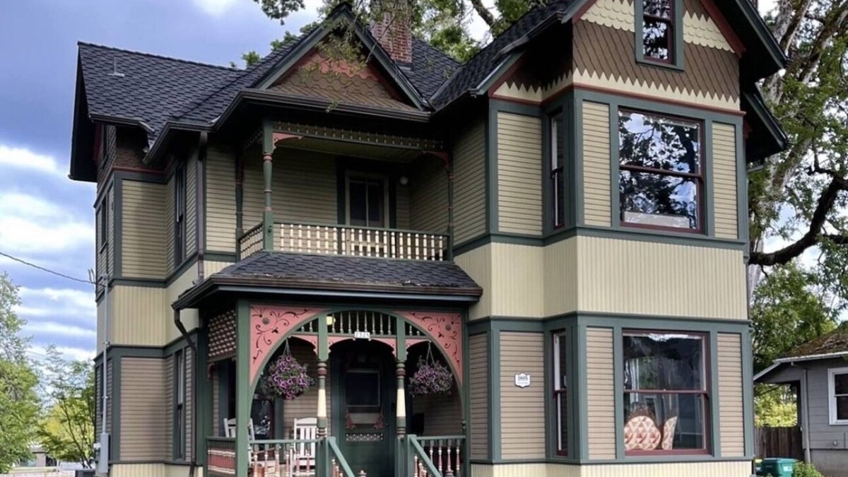 Forest Grove House | 1895 Historic Retreat charming & updated - blocks from downtown