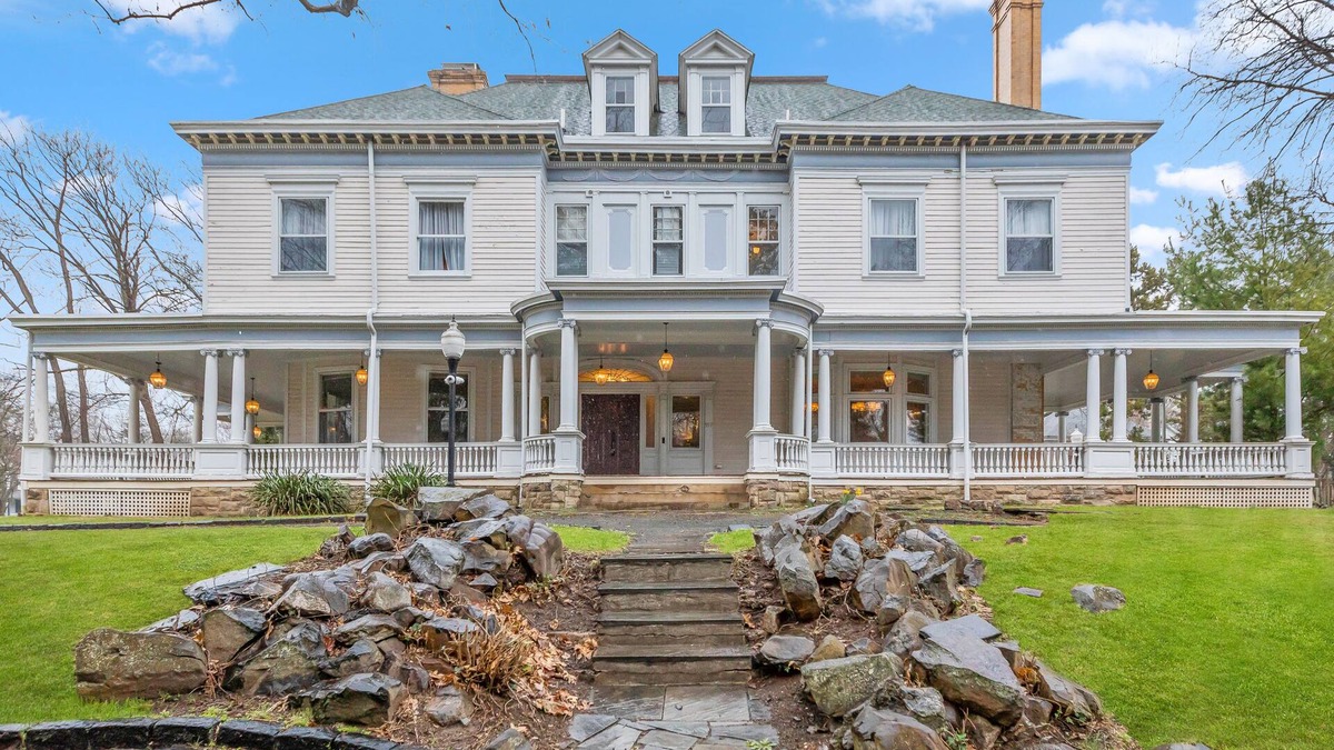 Plainfield House | 1897 MANSION 30 min to NYC Sleeps up to 26 with 12 bedrooms and 7 and 1/2 baths