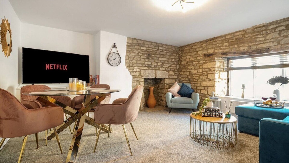 Cirencester Condo | 18th Century building in town Perfect 4 Valentines