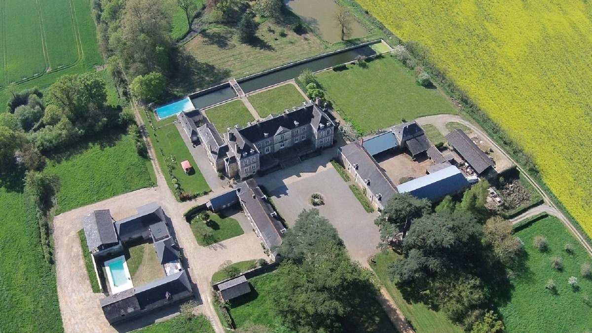 Longuefuye House | 18th-century estate in the pure Anjou tradition, heated swimming pool