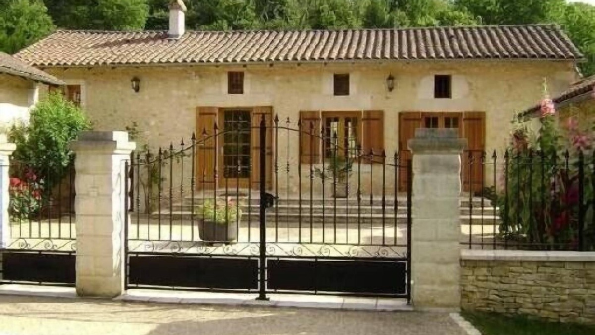 Chateau-l'Eveque House | 18th century farmhouse, fully renovated, well-equipped, pets welcome.