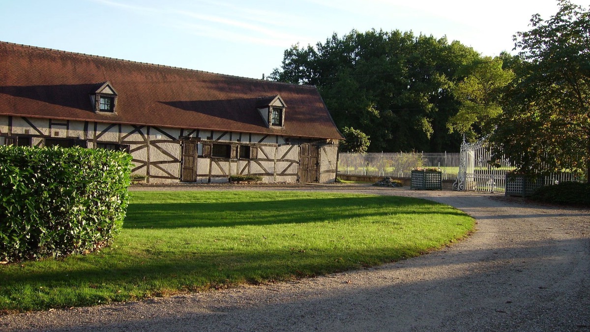 Beaulon House | 18th century farmhouse, in the countryside, sleeps 10, private pool,