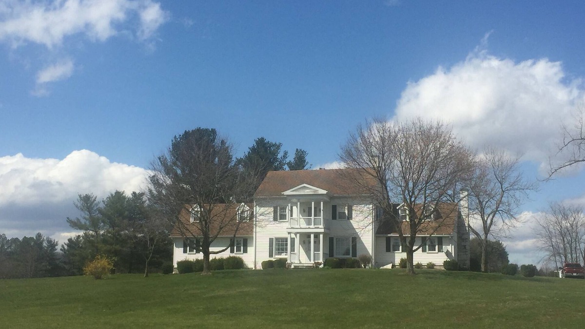 Mount Jackson Other | 18th Century log Farm House in the heart of the Shenandoah wth all the comforts.