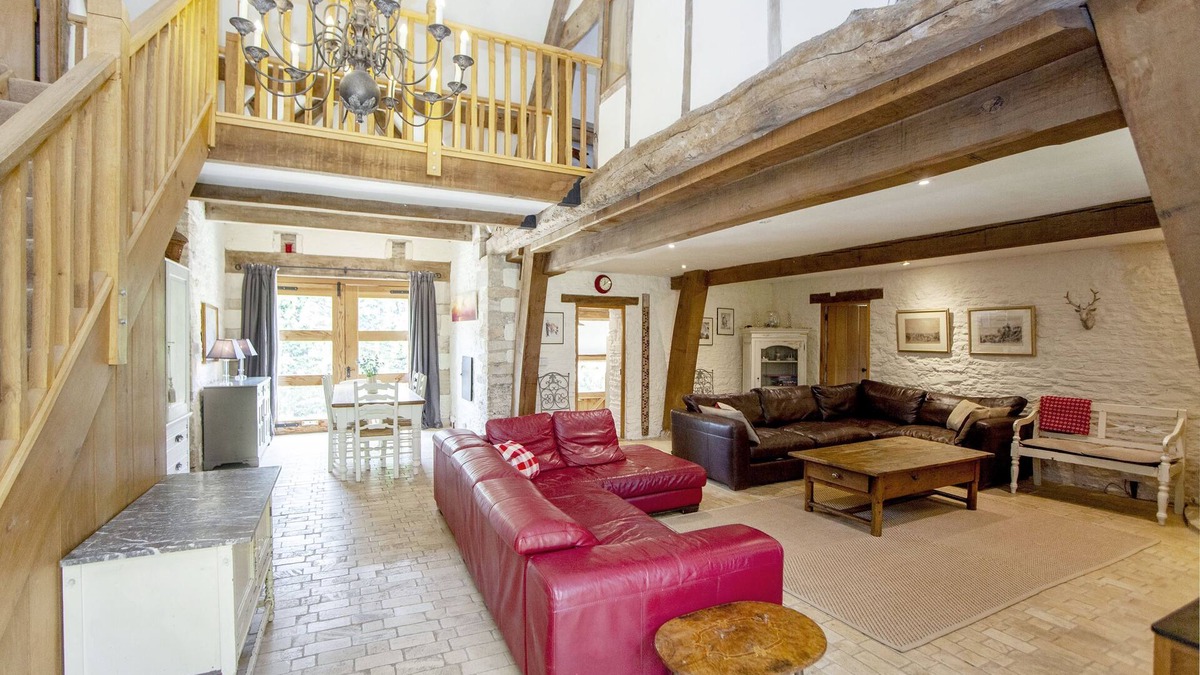 Bradford-on-Avon Apartment | 18th Century luxury converted Tithe Barn sleeping 10