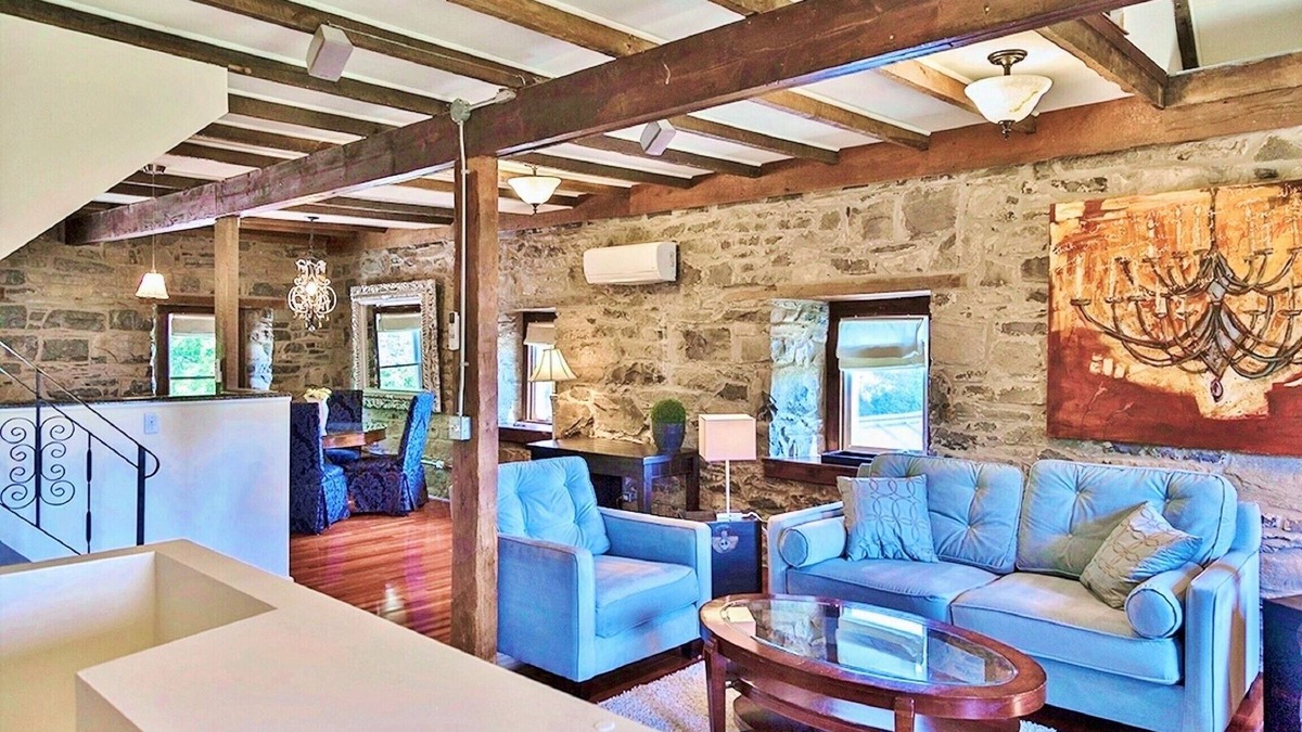 Kingston Apartment | 18th Century Luxury Suite with Rustic Charm