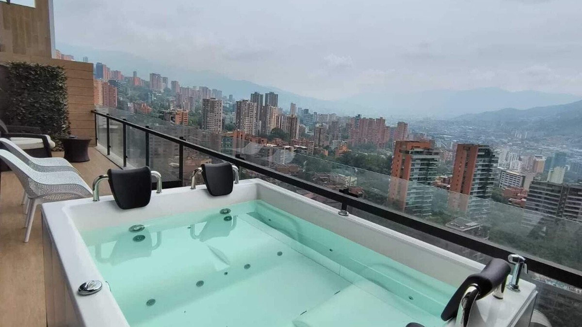 Las Lomas I Condo | ★18th Floor★Coolest building in Medellin★RoofTop Pool/Jacuzzi/Gym★Amazing Views★
