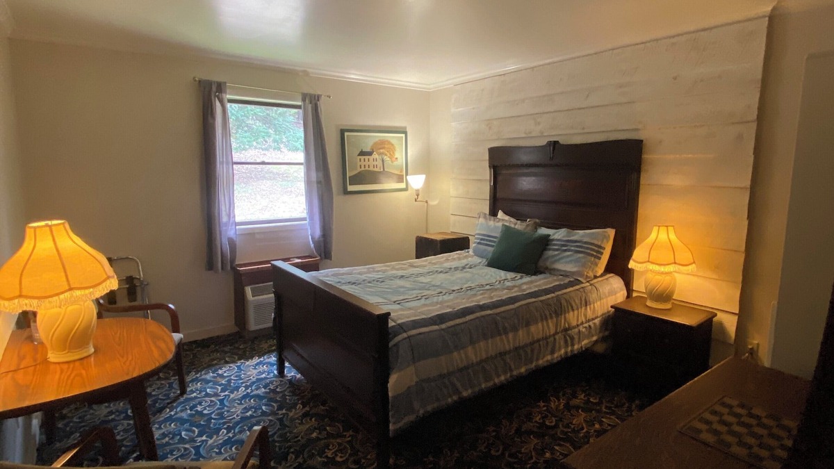 Cooksburg Apartment | 19-Americana Room