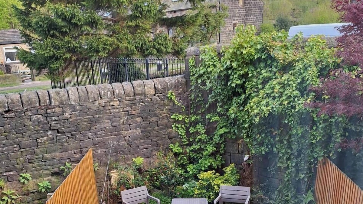 Walsden Bed & Breakfast | 19 Bacup Road