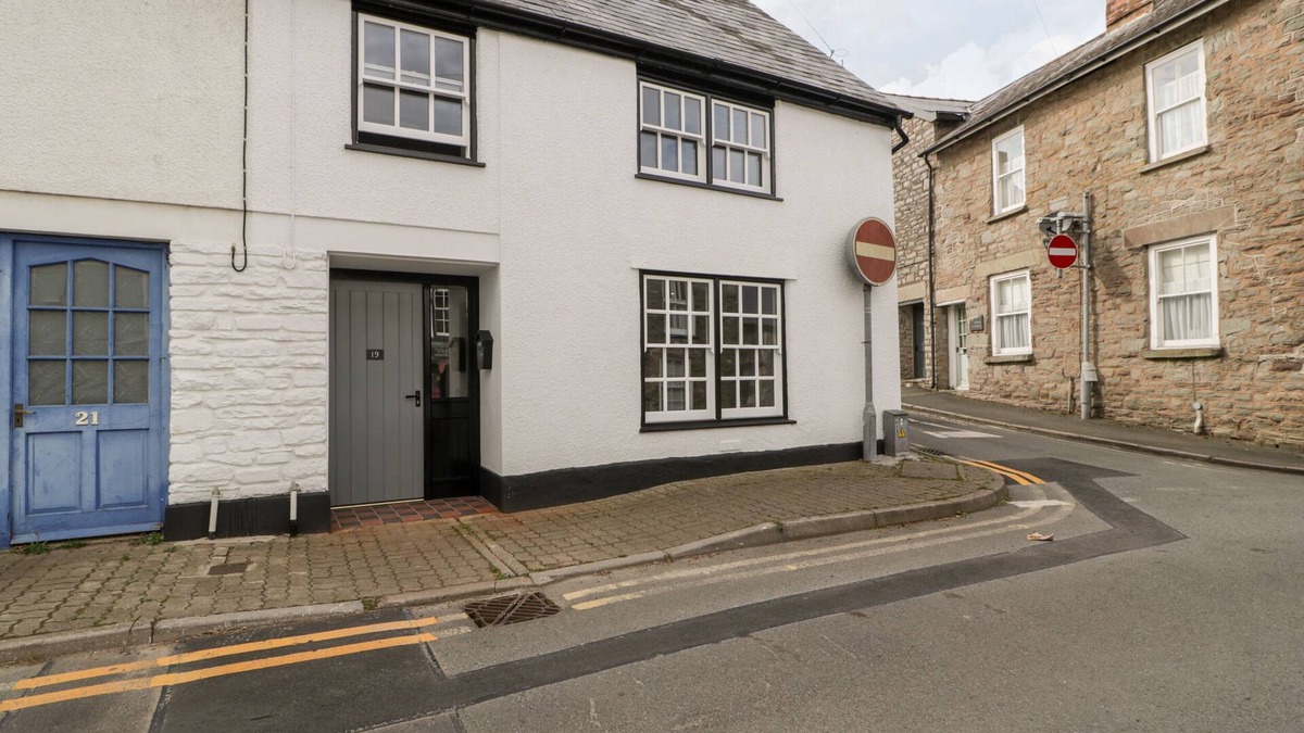 Hay on Wye Cottage | 19 LION STREET, pet friendly, with a garden in Hay-On-Wye