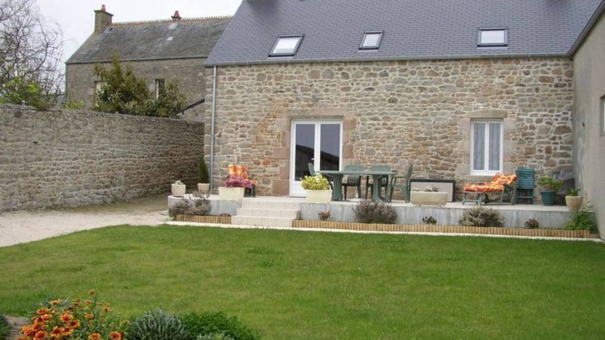 Reville Cottage | 1900s house with 3 bedrooms, garden and WIFI