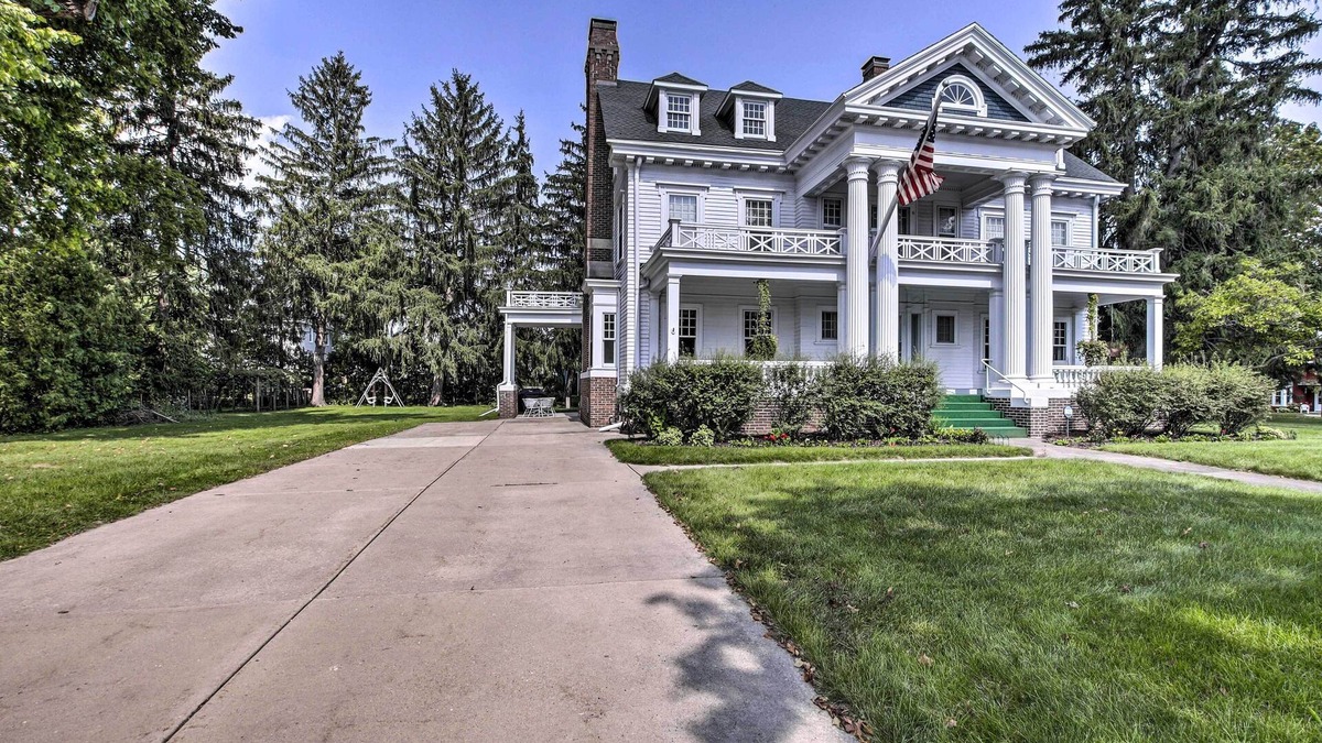 Reedsburg House | 1909 Mansion in Reedsburg near Wisconsin Dells