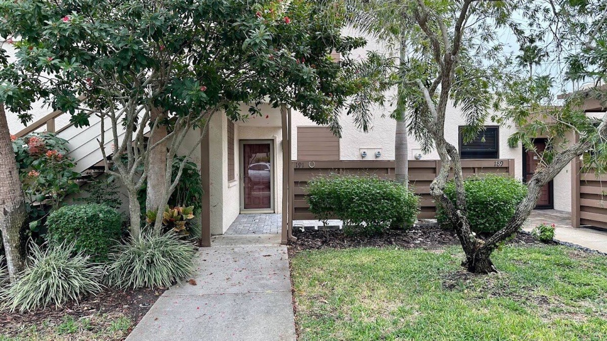 South Bradenton Condo | 191 Pineneedle Drive- Bradenton- Ground level Condo-2 Bedroom/2 Bath,.