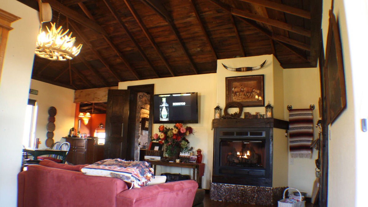 Medicine Park Cabin | 1910 Mountain Cabin-Medicine Park. Cleanest,King Bed,Fireplace,Air-jet Tub for 2