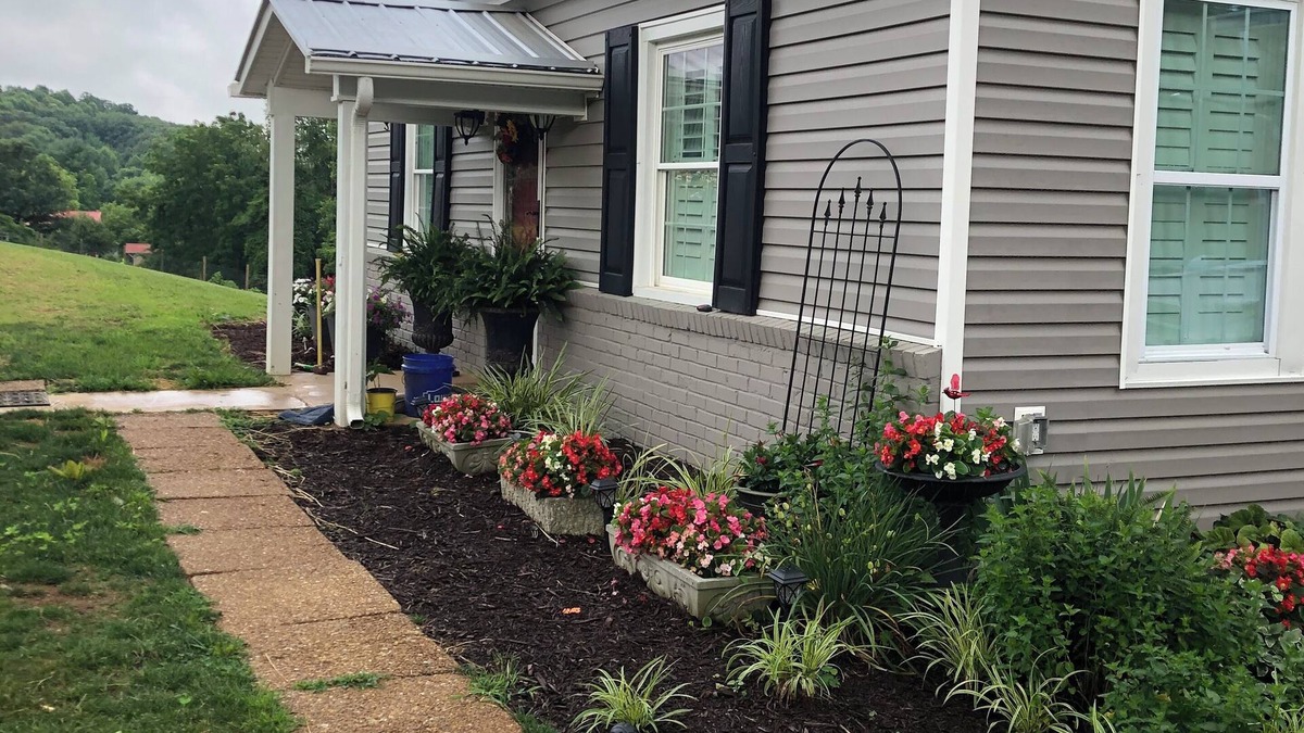 Tyler House | 1912 Farmhouse has large, covered porch & fire pit! Near Casino & The Pinnacle