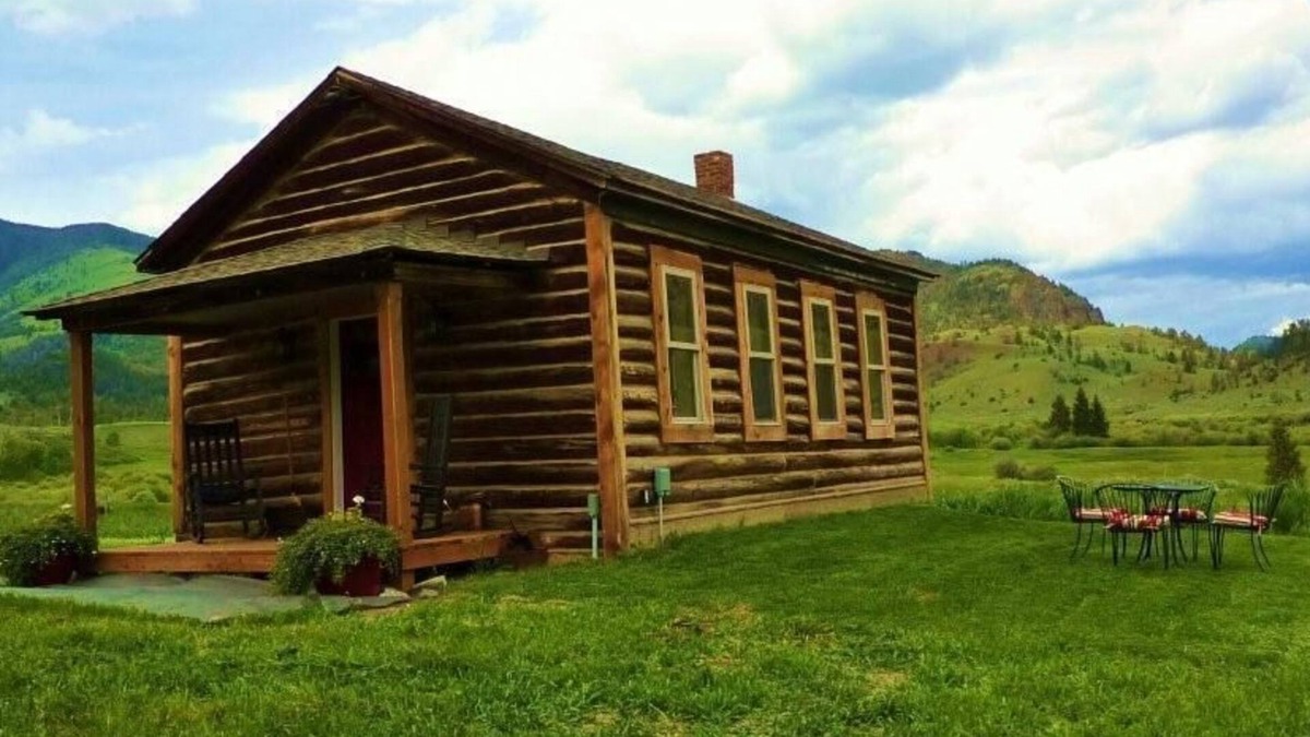 Gardiner Cabin | 1916 Schoolhouse near Yellowstone-horse rides,zip lining, rafting, hiking