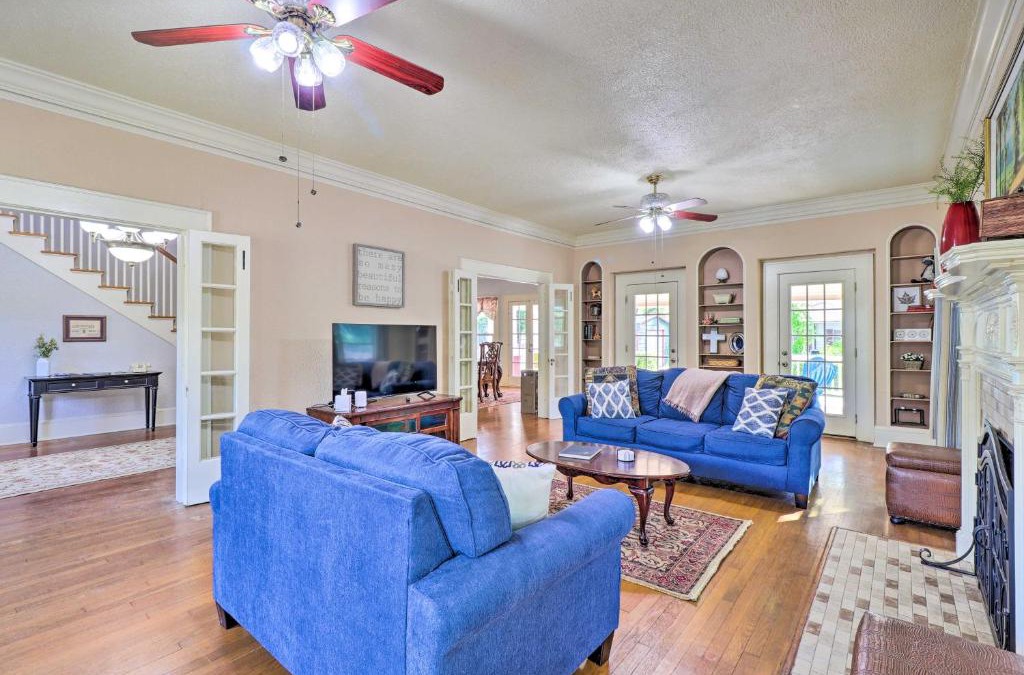 Corsicana House | 1920s Corsicana Home - Spacious Group Getaway!
