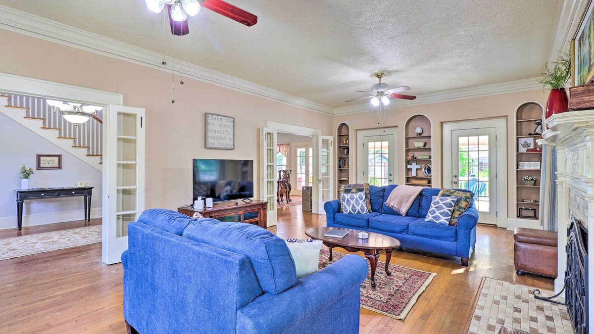 Corsicana House | 1920s Corsicana Home - Spacious Group Getaway!