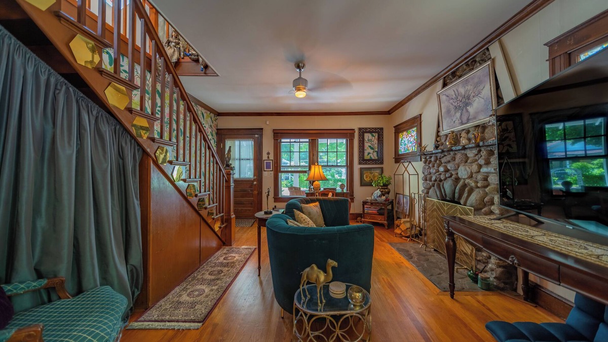 Phoenicia House | 1920s Phoenicia Bungalow w/Vintage Furnishings, Sauna, Fireplace, & Fenced Yard