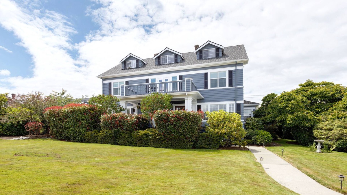 Anacortes Bed & Breakfast | 1925 Colonial overlooking Fidalgo Bay.