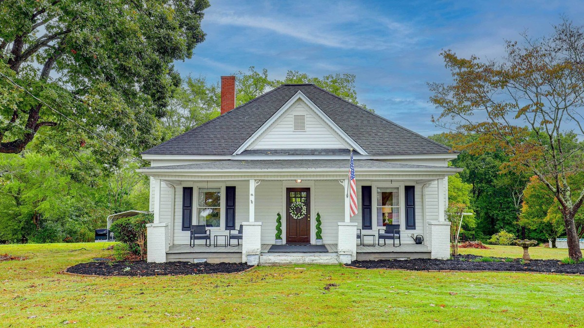 Greer House | 1925 Vintage Farmhouse Close to Everything