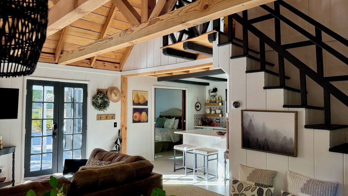 Cedar Glen Cabin | 1926 Vintage Charm & Modern Luxury w/Lake Access - 10 min walk to Orchard Bay