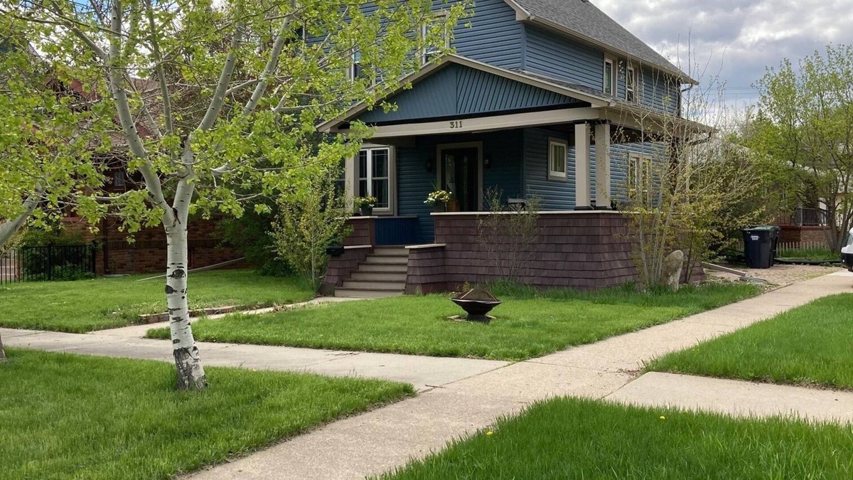 Mandan House | 1928 Historic Spacious Victorian Home (Entire House)