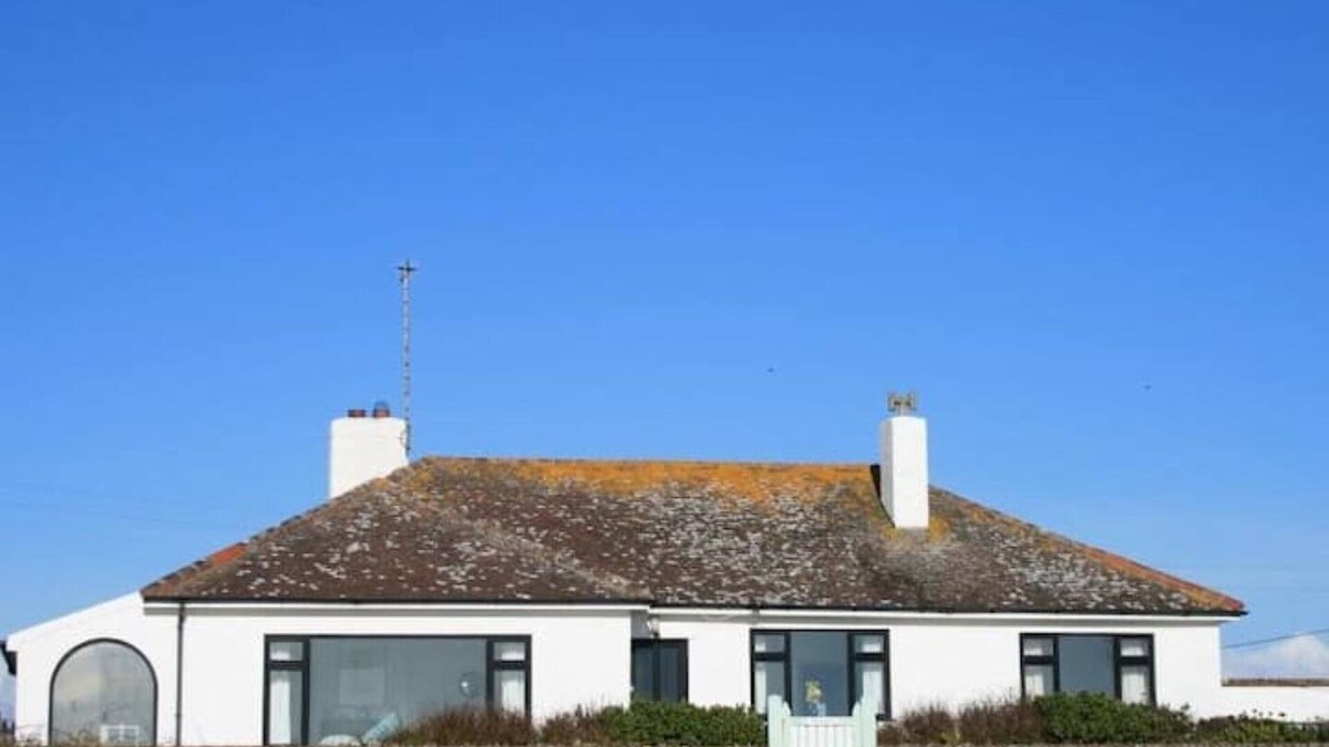 Ty Croes House | 1930's bungalow nr Rhosneigr, opposite beach, large garden and amazing views.