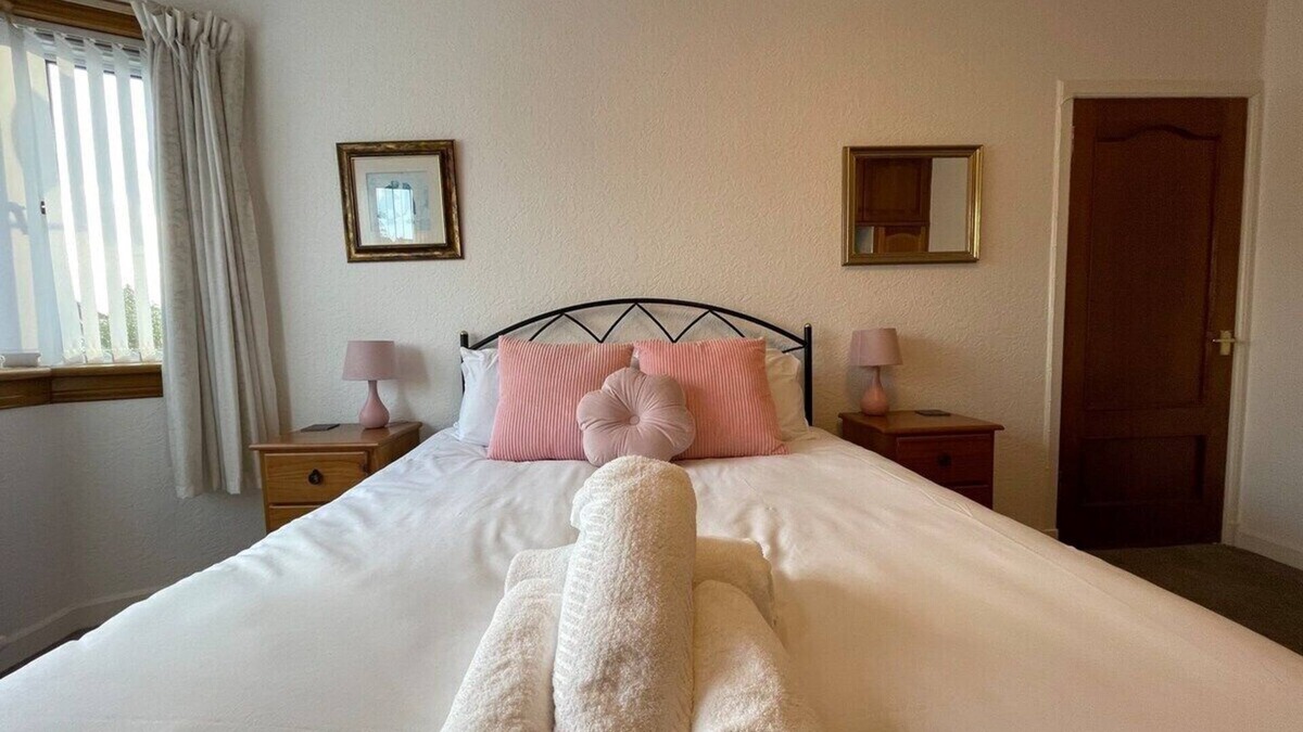 Bishopton House | 1930s 3Bed House in Quiet Village w/Mature Garden