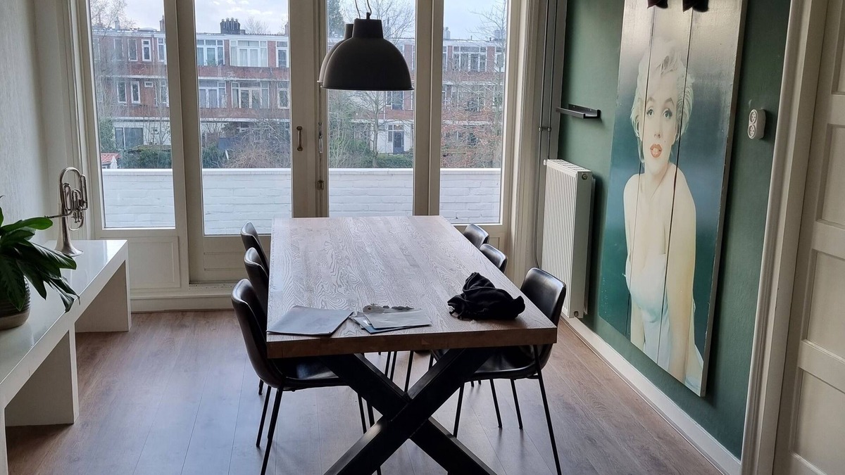 Korrewegbuurt Apartment | 1930s apartment a 20-minute walk from downtown