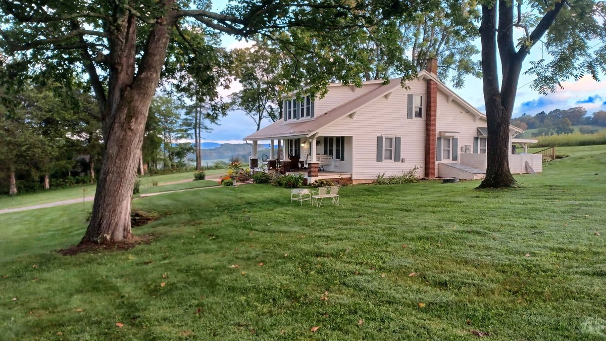 Alleghany County House | 1945 Farmhouse Charmer This is What You Come to the Country for! 12 mins Sparta