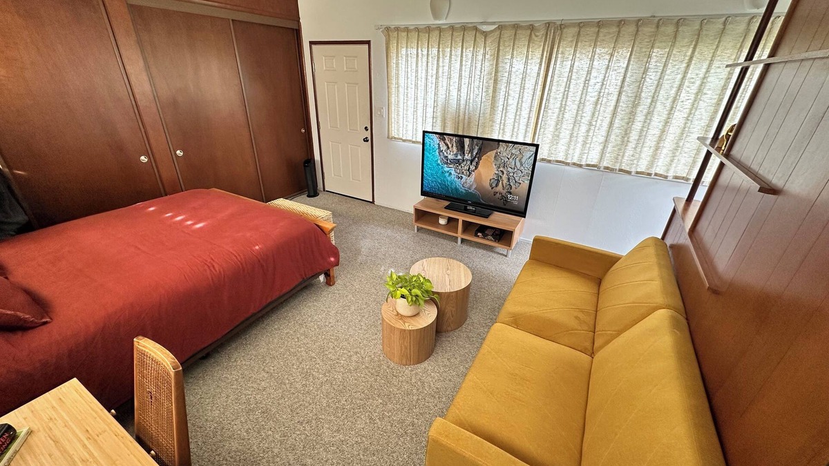 Merced Apartment | 1950’s Mid-Century-Modern studio with AC and WiFi in lovely Merced