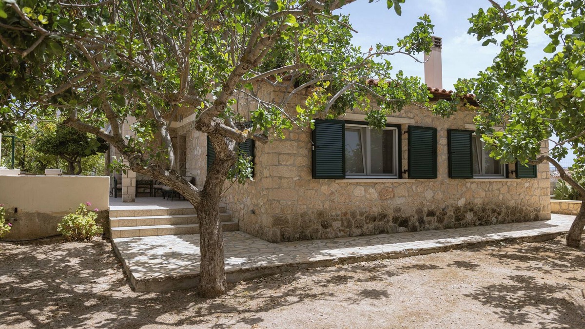 Aegina Town Cottage | 1960s Stonehouse, with spacious veranda & garden, 5min from the beach