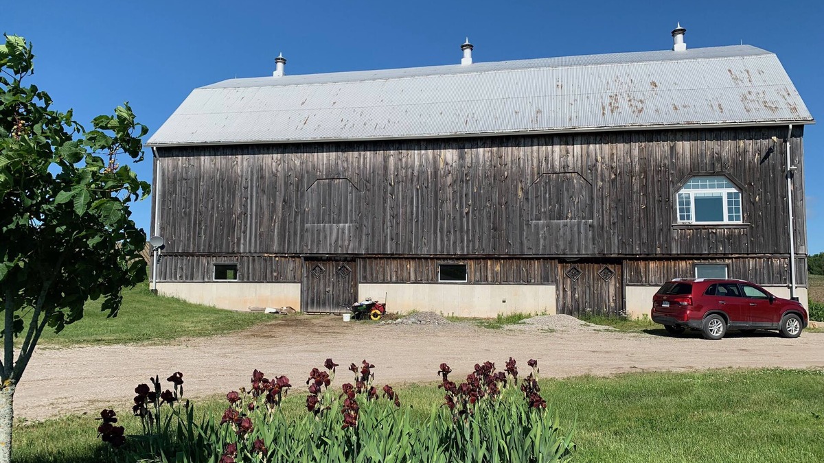 County of Brant House | 19th century farm with 21st century charm