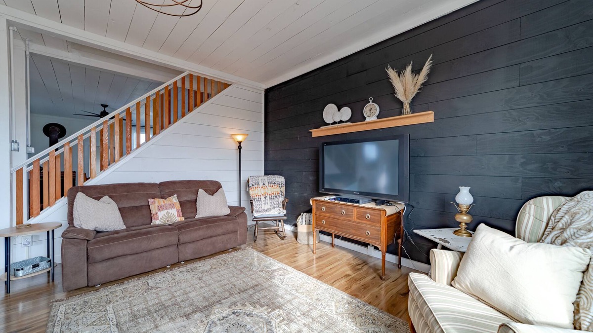 Ferndale House | 19th-century homestead on an organic dairy farm with gorgeous gardens & views