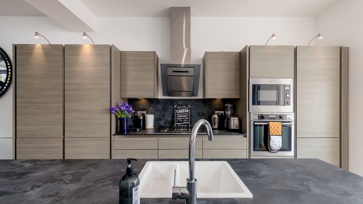 Musselburgh Apartment | 19th Century Luxury Lodge, Hot Tub+Grdn, Sleeps 8