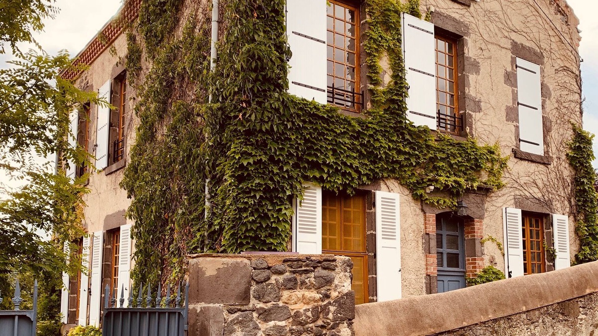 Rentieres House | 19th century school overlooking the valley