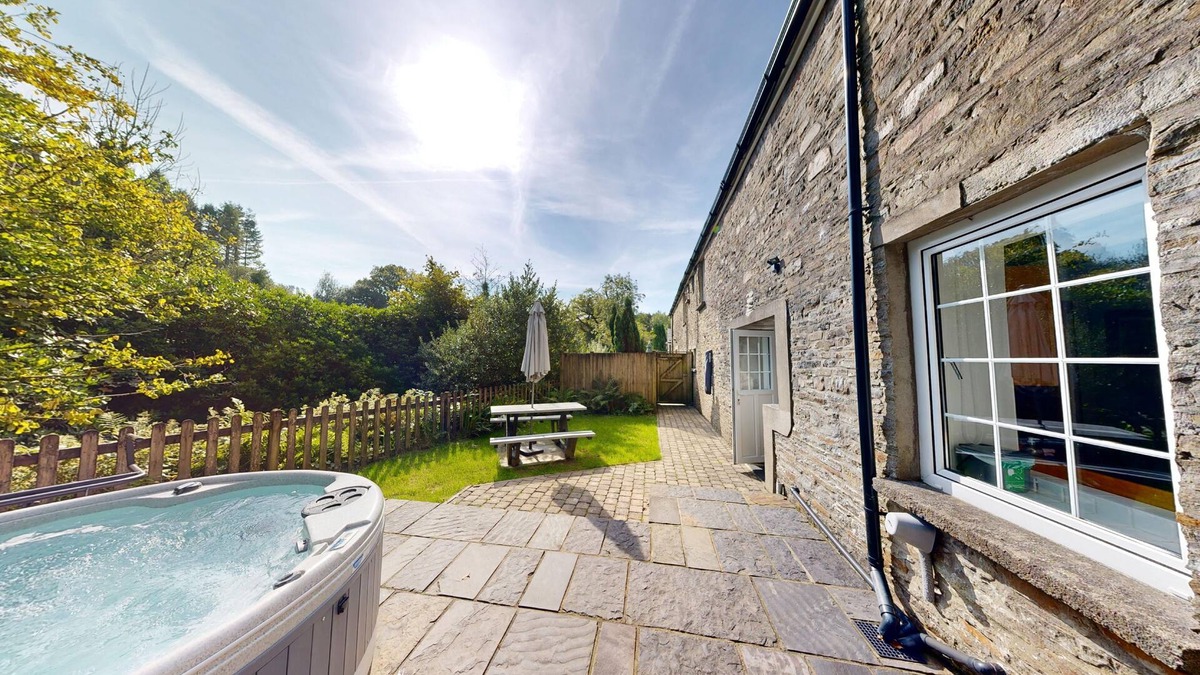 Margam Cottage | 19th century stable with four poster, river views and free WiFi