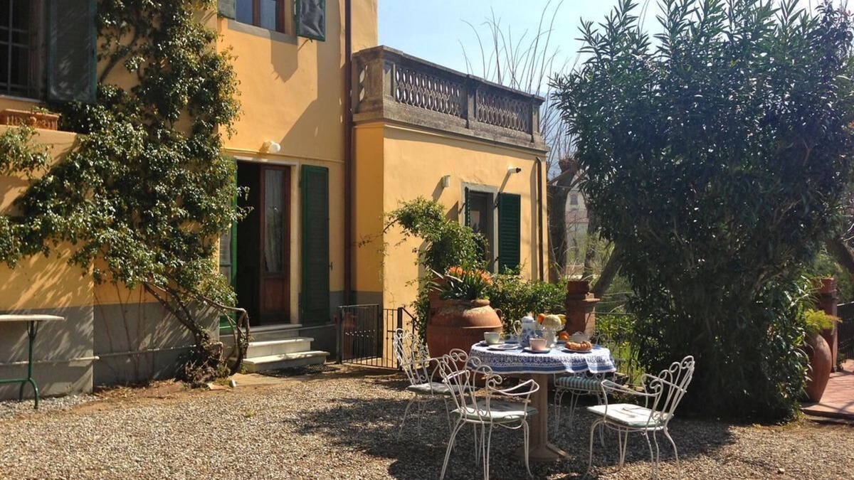 Calci Villa | 19th century villa: living room, dining, study, 5 double rooms, park, panorama.