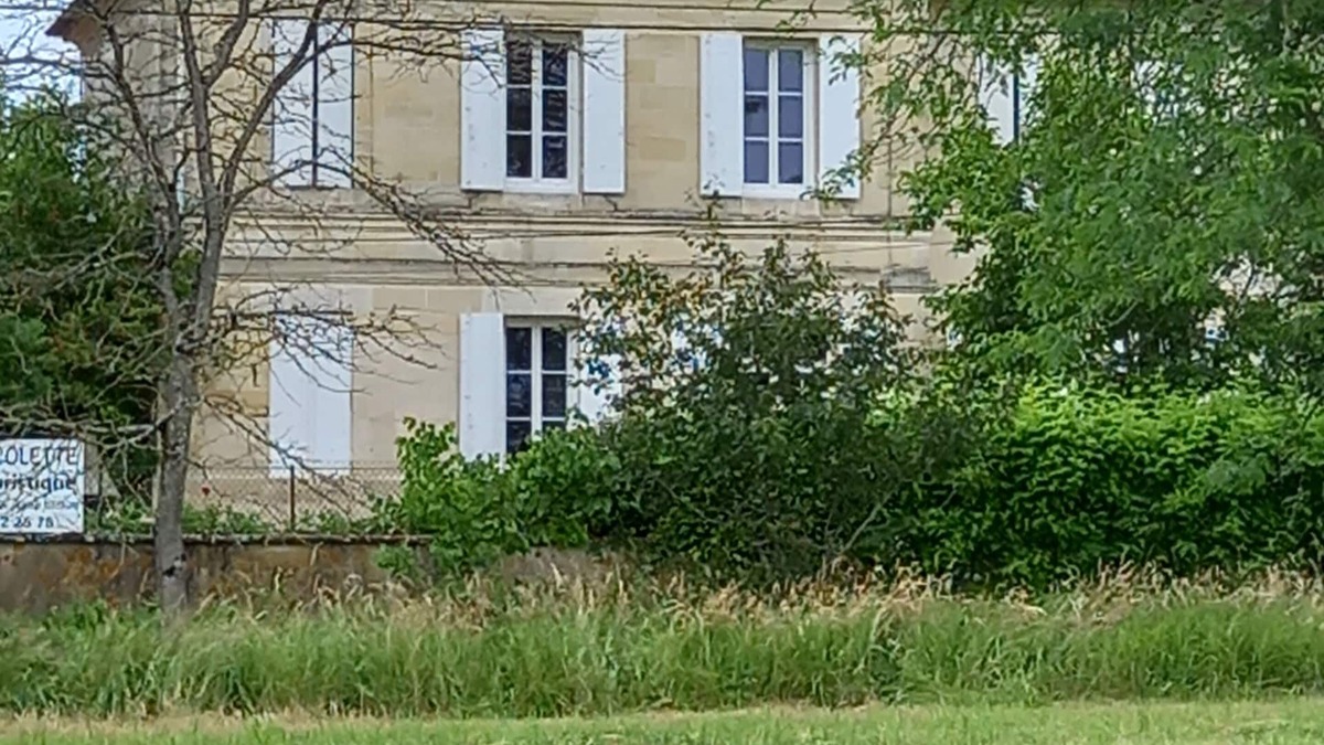 Saint-Christophe-de-Double House | 19th century Château Colette next to St Emilion 3-star non-smoking interior.