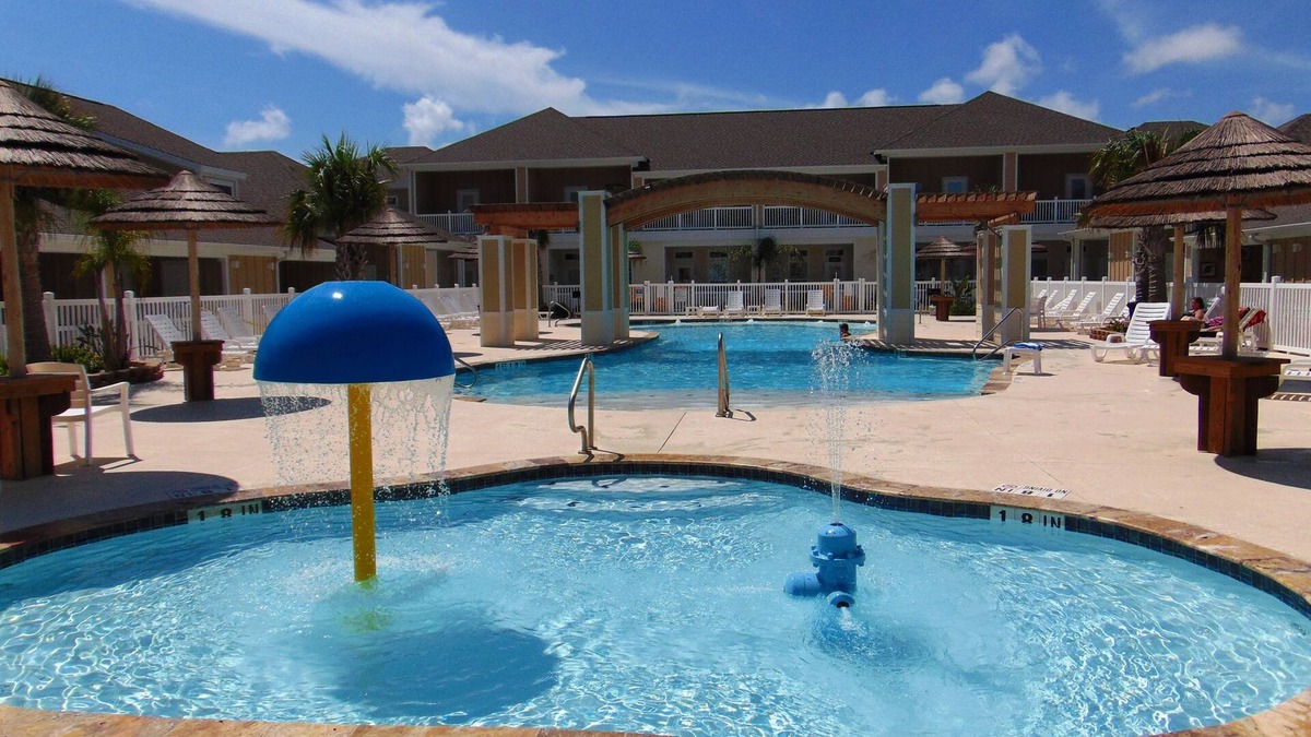 Corpus Christi House | 1b/1b for 6 max4adults! Heated pools! Steps from the BEACH! Netflix! Playground!