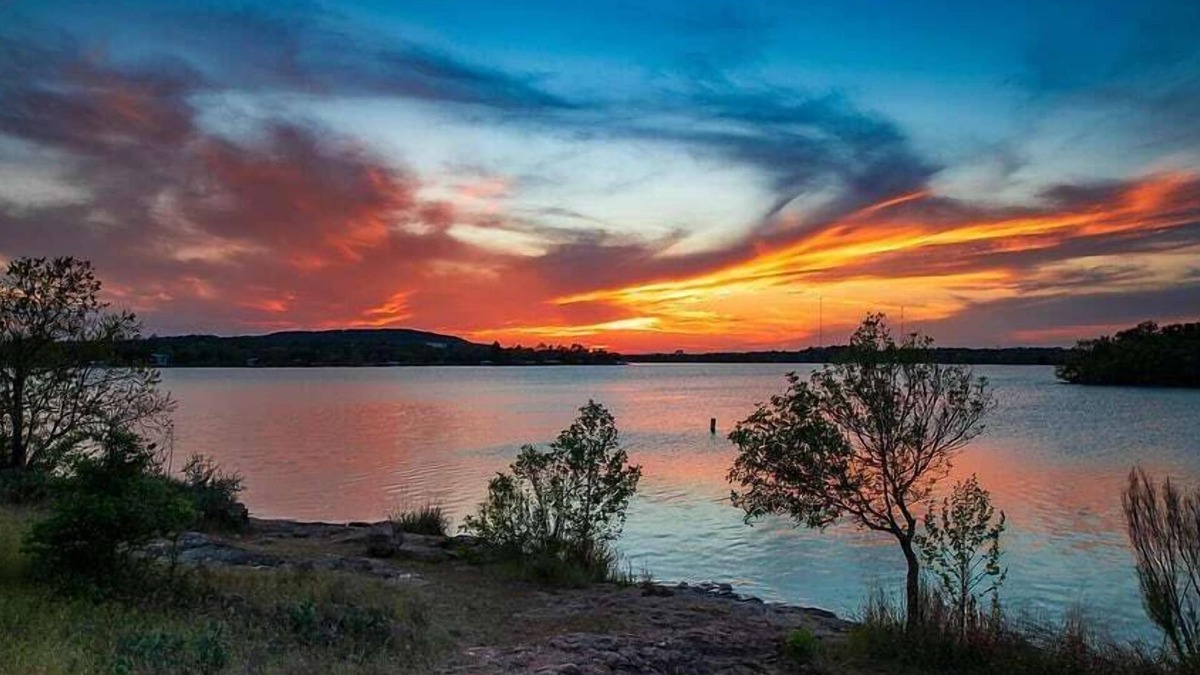Buchanan Dam Apartment | 1b/1b Lake view porch, lake access, kitchenette