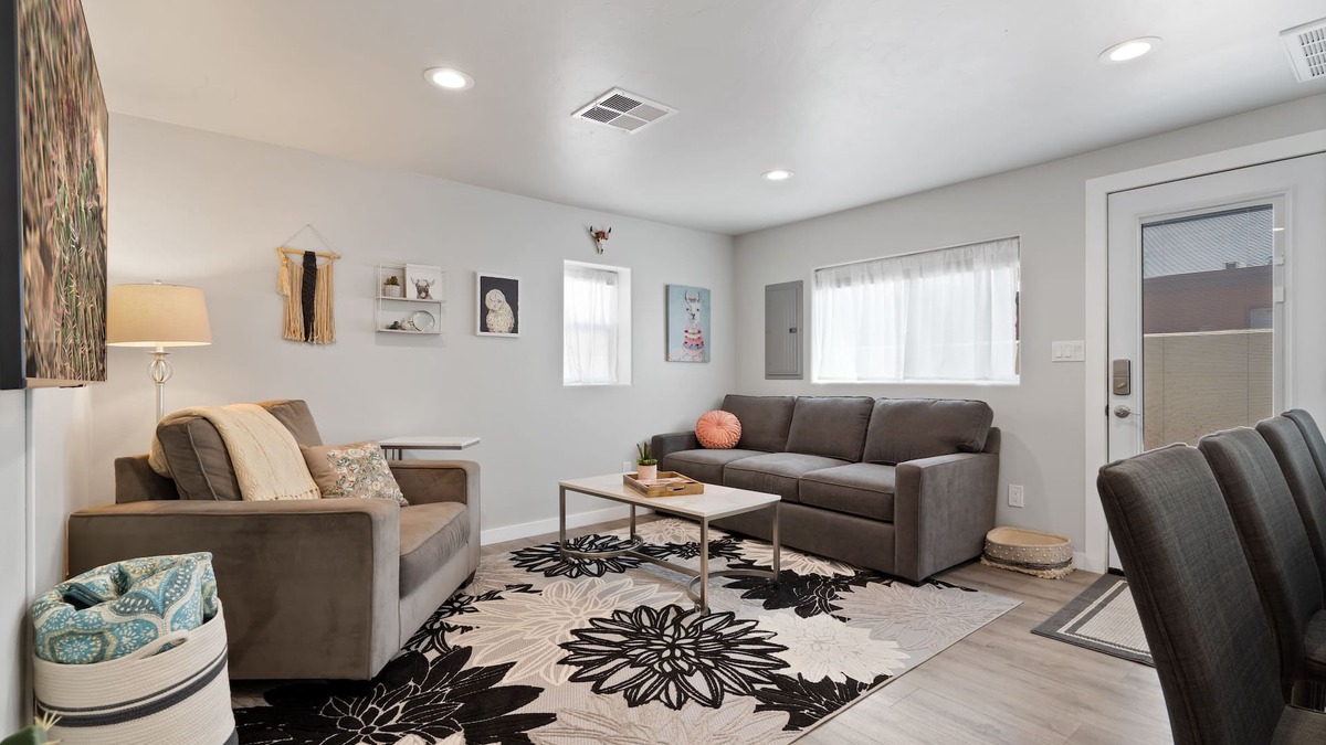 Sam Hughes Villa | 1B/b: Casita C-Downtown-UofA-Restaurants-Cafes-Bars-Museums-Washer/Dryer-Parking